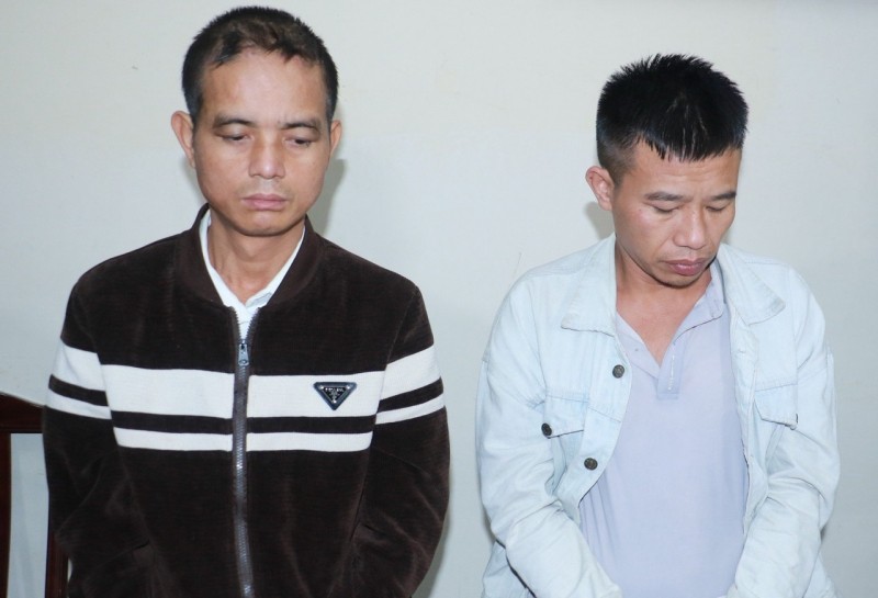 Phạm Văn Tiến (trái) và Đinh Bạt Long tại cơ quan điều tra. (Ảnh: CAND)