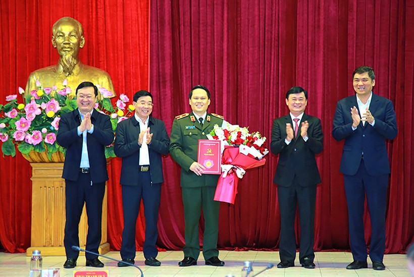 Thường trực Tỉnh ủy Nghệ An tặng hoa chúc mừng Thiếu tướng Bùi Quang Thanh. (Ảnh: Kim Oanh)