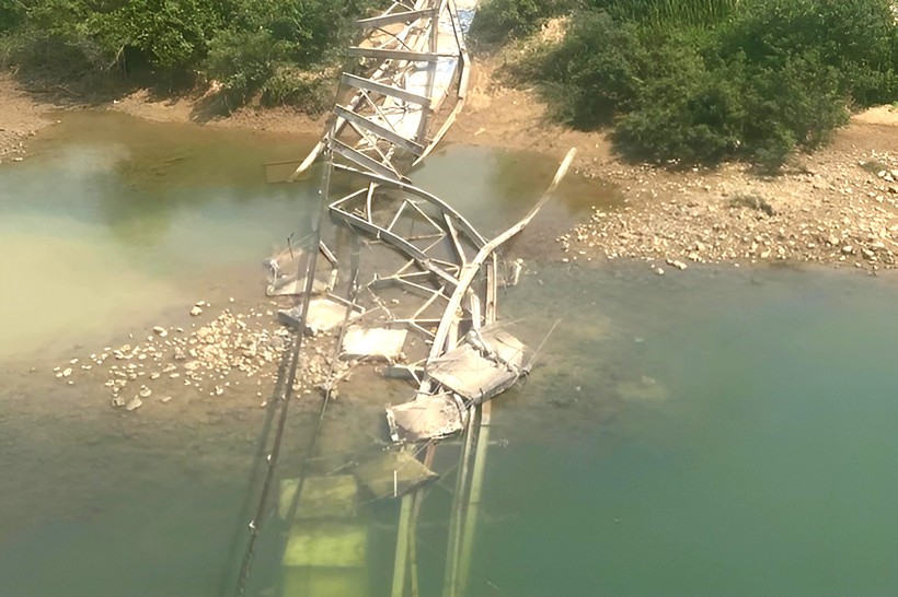 Cầu Kẻ Nính bị sập xuống sông Hiếu. (Ảnh: NDCC)