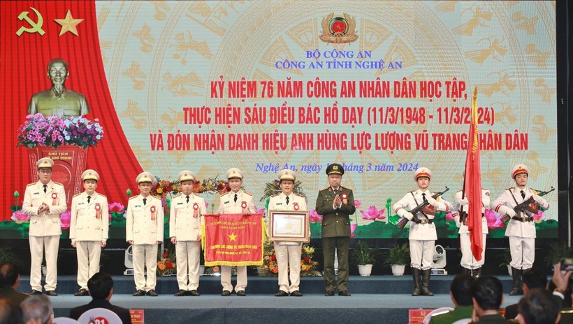 Công an tỉnh Nghệ An nhận danh hiệu Anh hùng Lực lượng vũ trang nhân dân. (Ảnh: CANA)