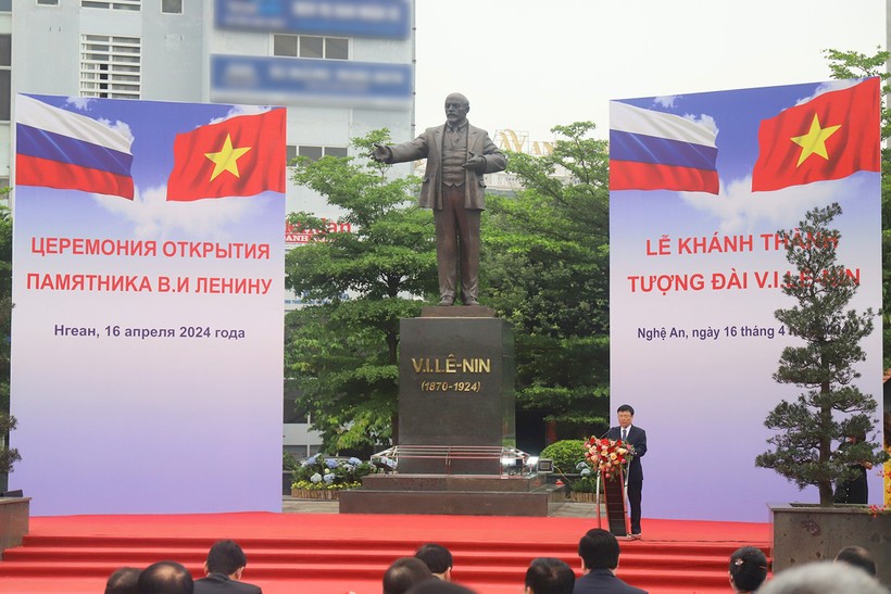 Lễ khánh thành tượng đài V.I.Lênin tại TP Vinh, Nghệ An. (Ảnh: Phạm Tâm)