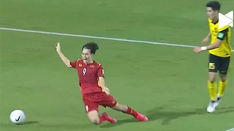 Văn Toàn giúp Việt Nam có được 1 quả phạt đền ở trận gặp Malaysia