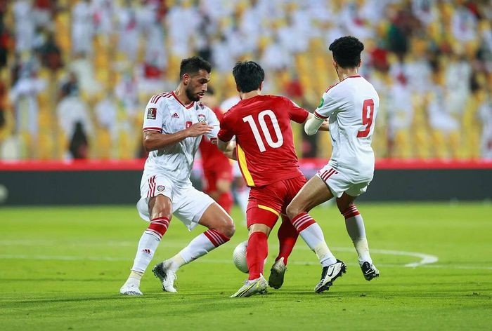 Pha ngã của Công Phượng gây tranh cãi ở trận gặp UAE