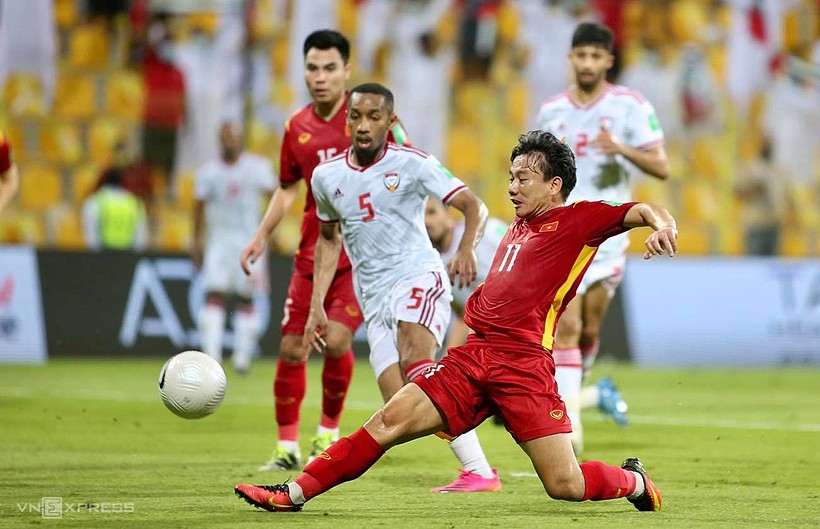 Minh Vương (số 11) là cầu thủ Việt Nam chơi hay nhất ở trận gặp UAE.