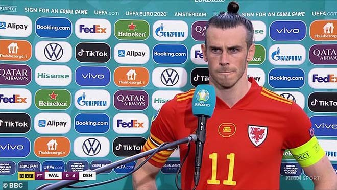 Bale tức giận khi bị PV hỏi về việc có giã từ đội tuyển sau trận thua thảm Đan Mạch hay không.