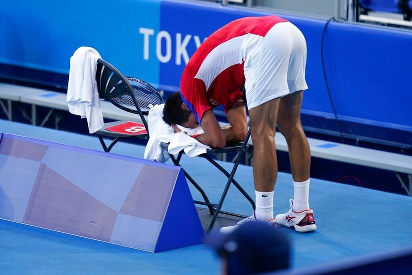 Nỗi thất vọng cùng cực của Novak Djokovic ở Olympic Tokyo 2020. Ảnh: Eurosport