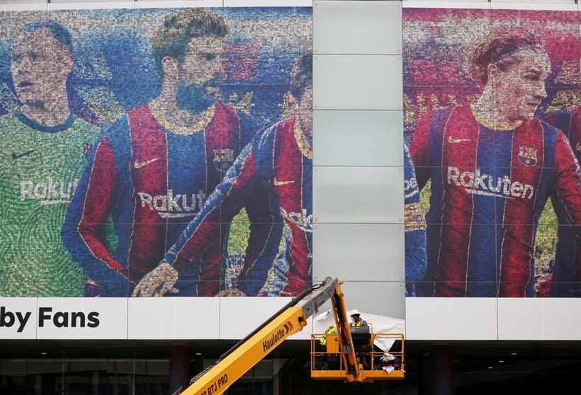 Hình ảnh Messi bị gỡ khỏi SVĐ Camp Nou.