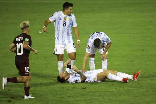 Adrian Martinez Mcó pha vào bóng nguy hiểm với Messi