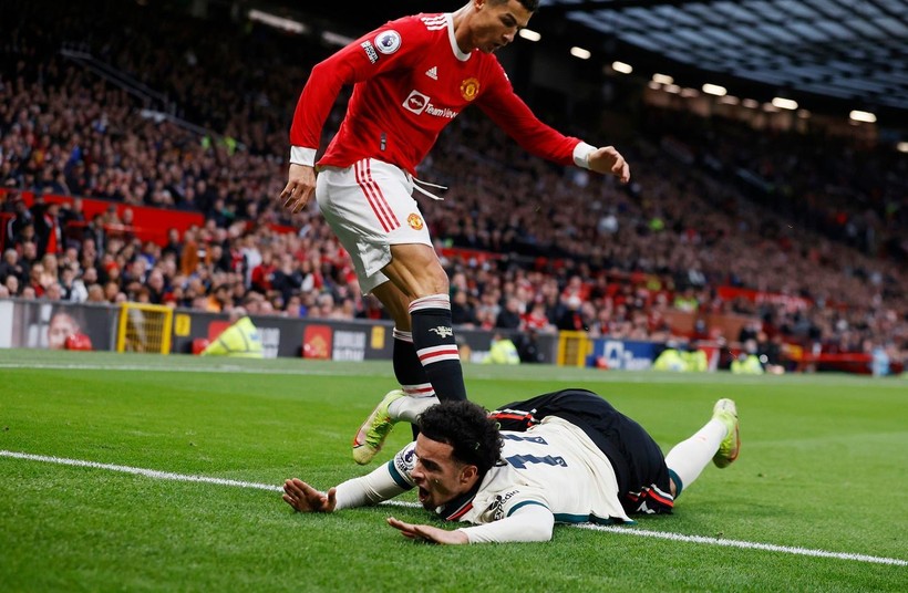Ronaldo gây phẫn nộ với hành động phi thể thao ở trận thua Liverpool.