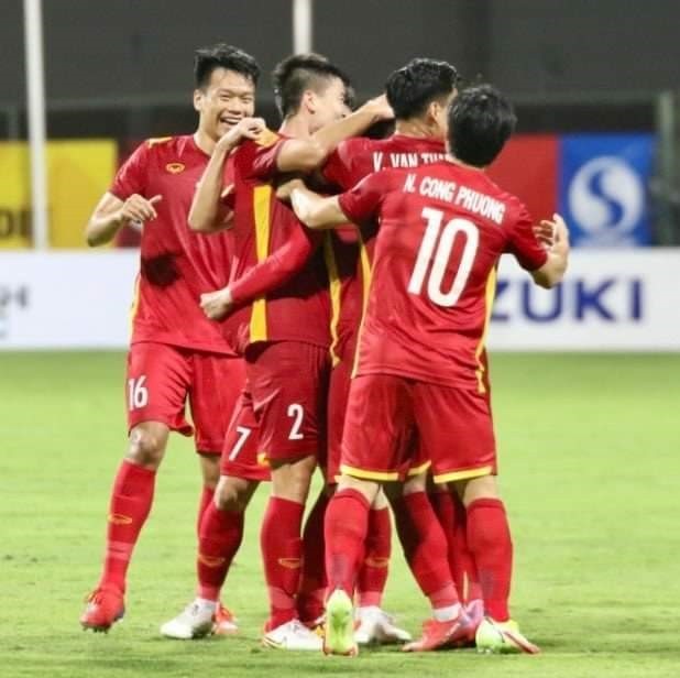 Tuyển Việt Nam vươn lên dẫn đầu bảng B sau chiến thắng trước Malaysia.