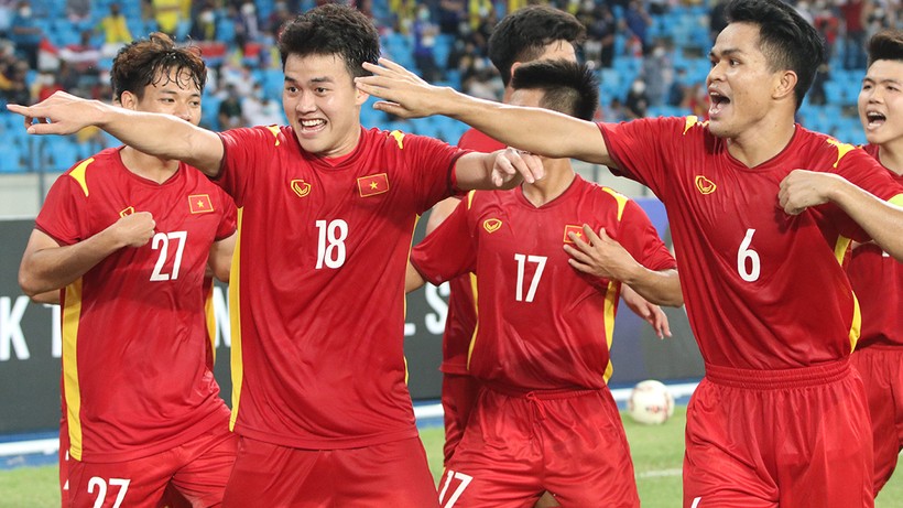 Nhiều thành viên U23 Việt Nam vẫn chưa thể về nước sau khi đăng quang.