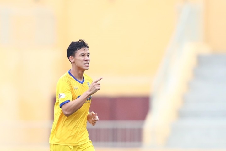 Quế Ngọc Hải thi đấu thăng hoa trong màu áo Sông Lam Nghệ An ở V.League 2022.