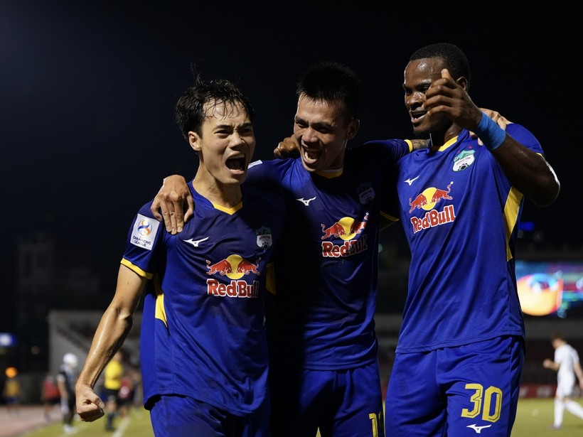 Thần thi đấu của Hoàng Anh Gia Lai ở AFC Champions League gây ấn tượng mạnh với bạn bè quốc tế.