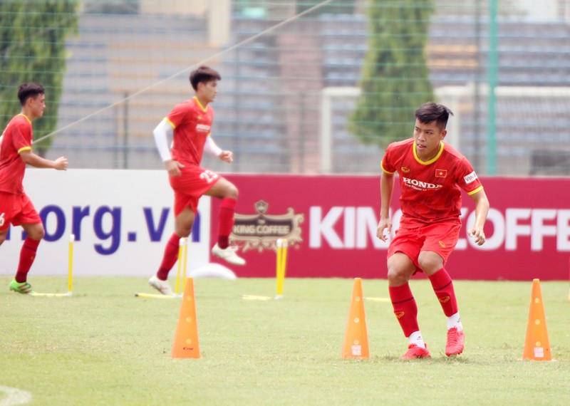 Huấn luyện viên Park Hang Seo liên tục bổ sung cầu thủ lên U23 Việt Nam.