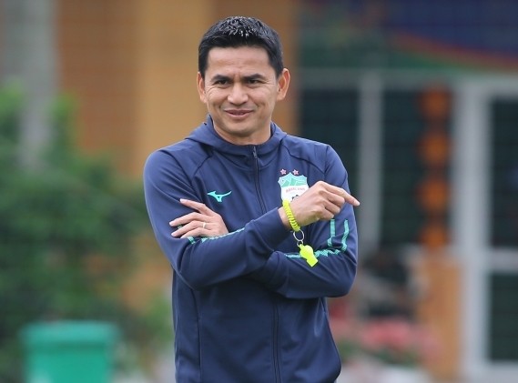 HLV Kiatisak trở về Thái Lan nghỉ ngơi sau khi kết thúc hành trình tại AFC Champions League.