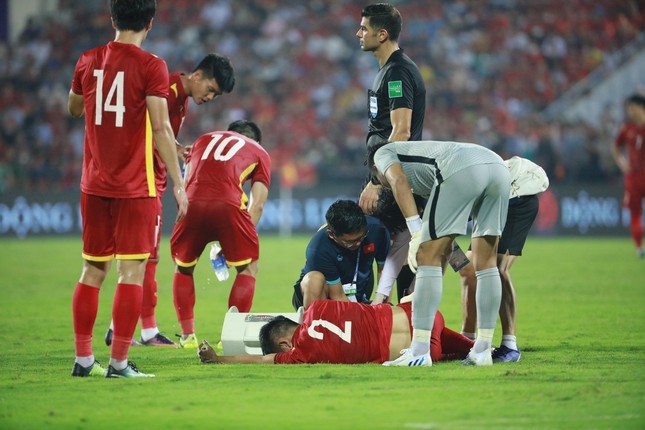 Lê Văn Xuân chia tay SEA Games sau chấn thương nặng.