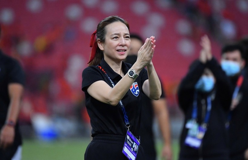 Tỷ phú người Thái Madam Pang không giấu được nỗi buồn sau trận thua của U23 Thái Lan.