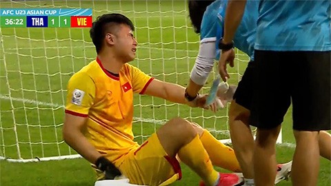 Mắc sai lầm dẫn đến bàn thua, Văn Toàn còn gặp chấn thương khá nặng.