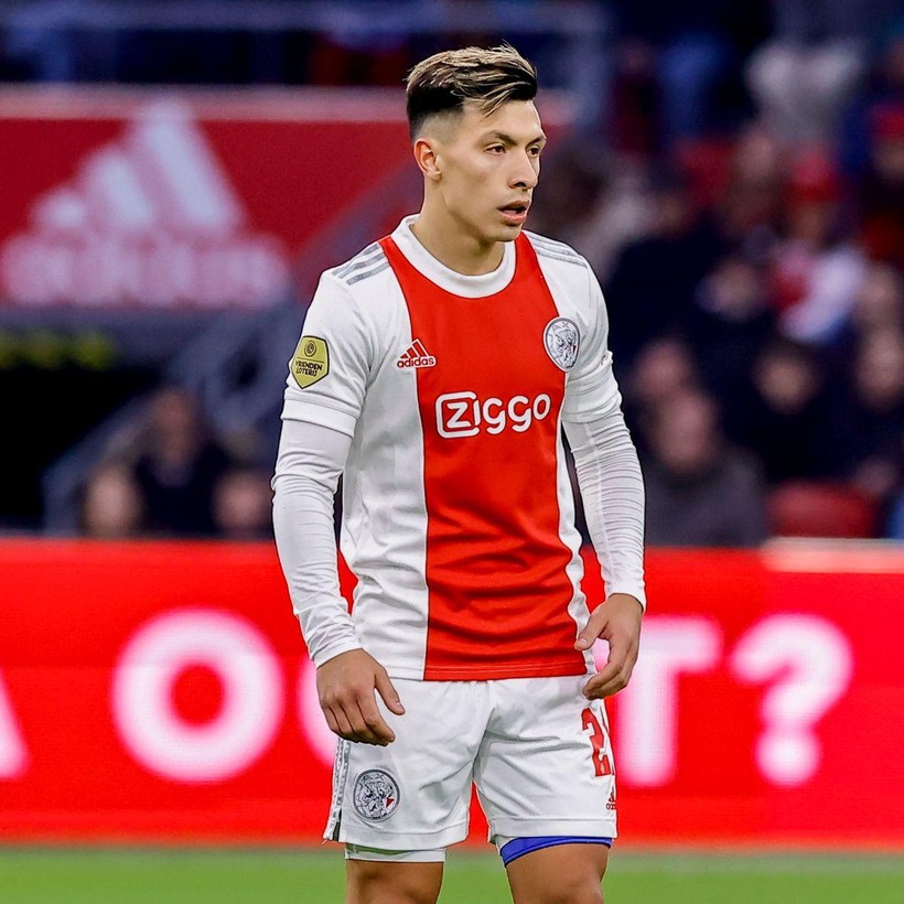 Hậu vệ Lisandro Martinez của Ajax Amsterdam lọt tầm ngắm của MU.