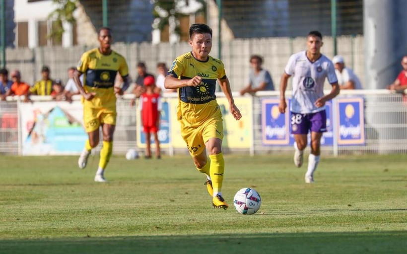 Quang Hải được tiền vệ Pau FC ngợi khen.