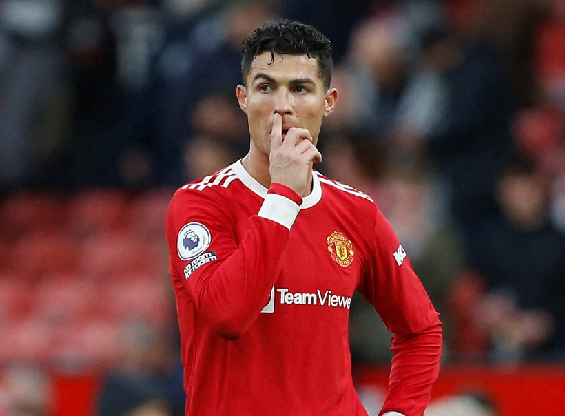 Ronaldo liên tục bị chỉ trích vì nhất quyết rời MU.