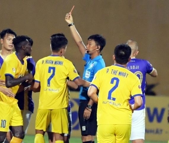 Sông Lam Nghệ An để thua ngược Hà Nội FC ở vòng 10 V.League trong thế thiếu người.