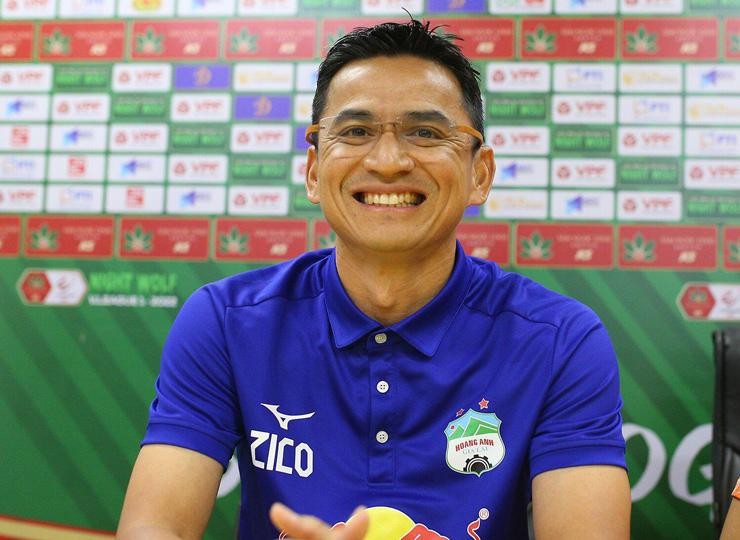 HLV Kiatisak tâm phục sau trận thua Hà Nội FC ở vòng 11.