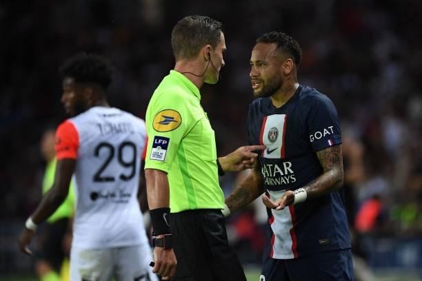 Neymar không hài lòng với thái độ của đàn em Mbappe.