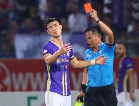 Duy Mạnh nhận thẻ đỏ với hành động đánh nguội cầu thủ Bình Định ở vòng 15 V.League.