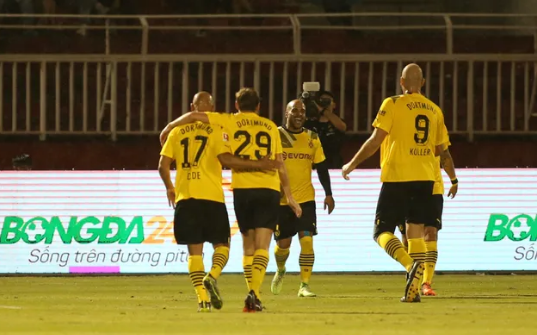 Huyền thoại Dortmund có chiến thắng cách biệt trước các Ngôi sao Việt Nam.