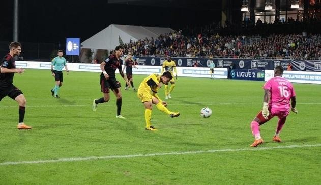 Quang Hải nhận nhiều lời khen sau bàn thắng đầu tiên cho Pau FC ở giải Ligue 2.
