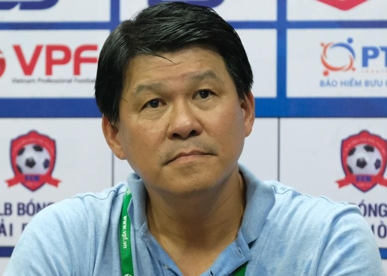HLV Vũ Tiến Thành thất vọng sau trận thua tan nát của đội nhà trước Hà Nội FC.