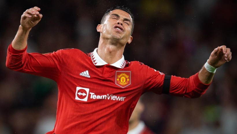 Ronaldo nhận án phạt từ Man United vì hành vi hờn dỗi ở trận gặp Tottenham.