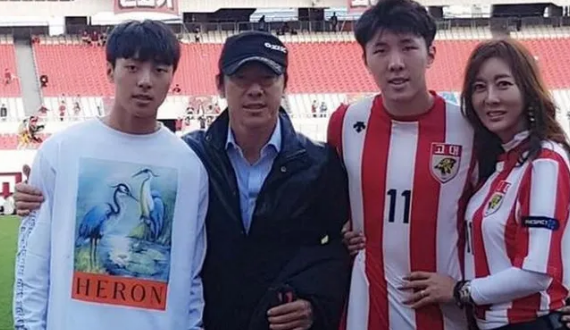 2 con trai của HLV Shin Tae-yong cùng tập luyện với các cầu thủ U20 Indonesia.