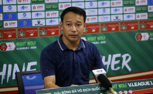 HLV Vũ Hồng Việt thất vọng sau trận thua Hoàng Anh Gia Lai ở vòng 23.