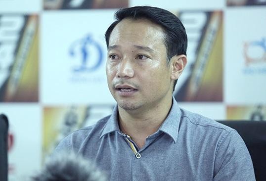 HLV Vũ Hồng Việt không trách các học trò sau trận thua Hải Phòng.