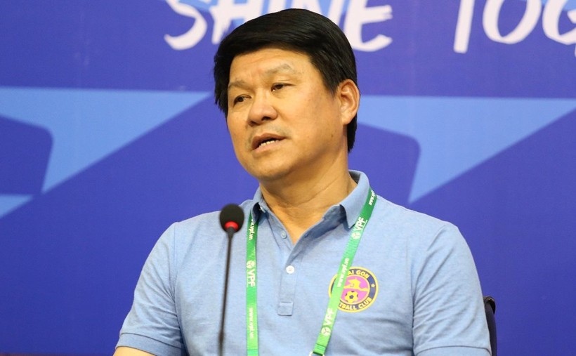 HLV Vũ Tiến Thành muốn giữ lại Lee Nguyễn cho mùa giải mới.