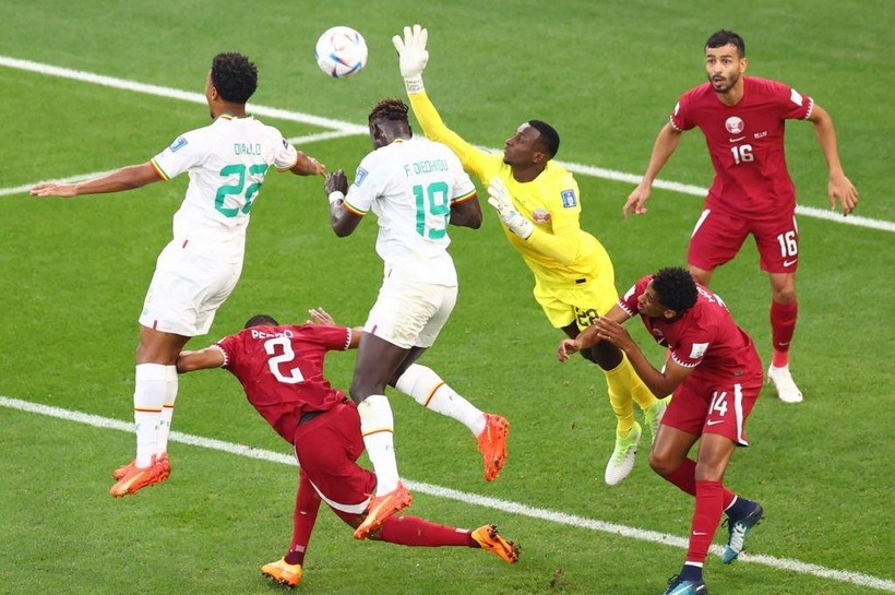 Chủ nhà Qatar dừng bước ở vòng bảng sau trận thua Senegal.