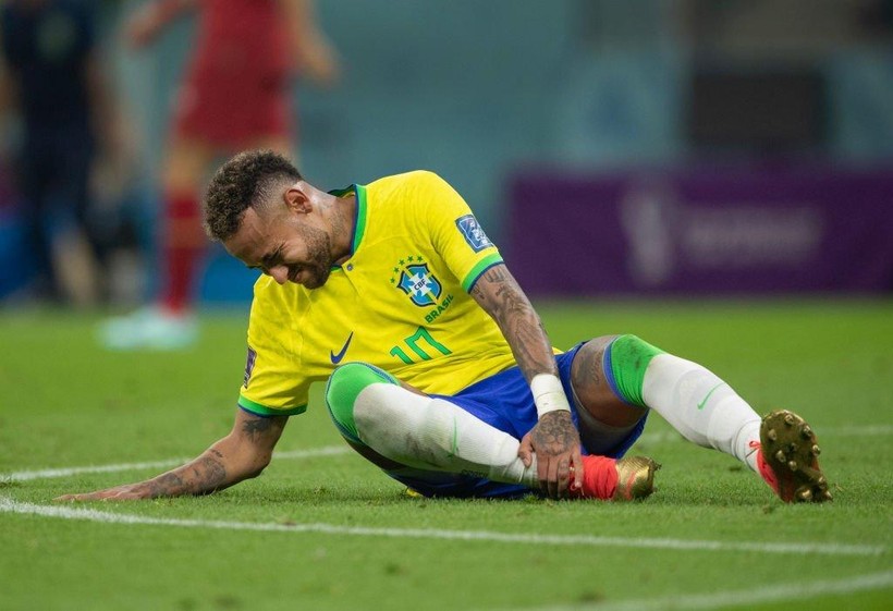 Neymar nghỉ hết vòng bảng World Cup vì chấn thương.