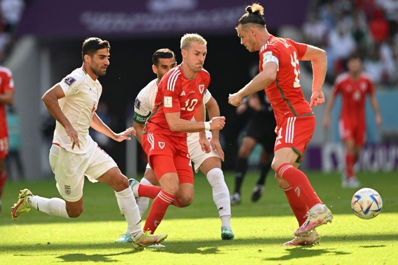 Iran sống dậy cơ hội đi tiếp ở World Cup sau chiến thắng bất ngờ trước xứ Wales.