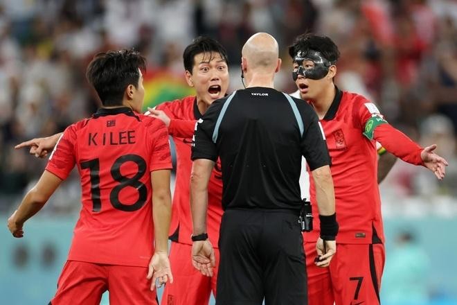 Park Ji-sung không hài lòng với công tác trọng tài ở trận thua của Hàn Quốc.