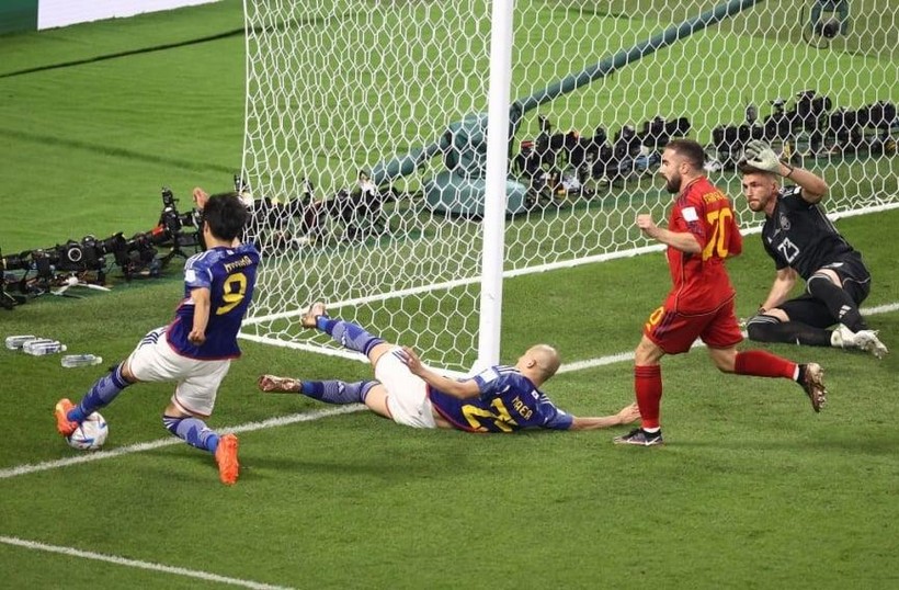 Bàn thắng của Nhật Bản vào lưới Tây Ban Nha gây tranh cãi trong lòng người hâm mộ.