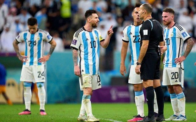 Trọng tài Antonio Mateu Lahoz kết thúc sớm công việc ở World Cup sau lời chê của Messi.