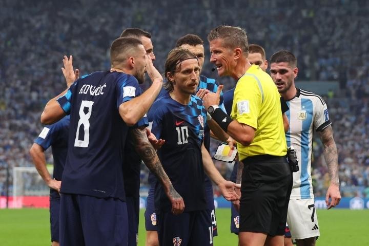 Luka Modric thất vọng với công tác trọng tài ở trận thua Argentina.