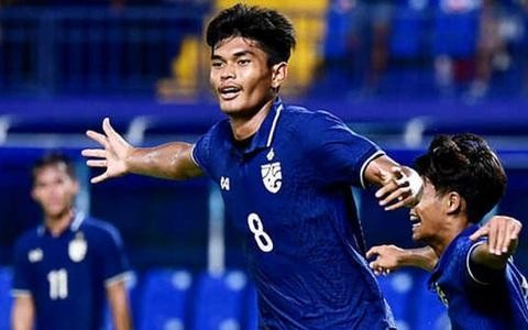 Teerasak Poeiphimai bất ngờ bị loại khỏi Thái Lan trước thềm AFF Cup 2022.