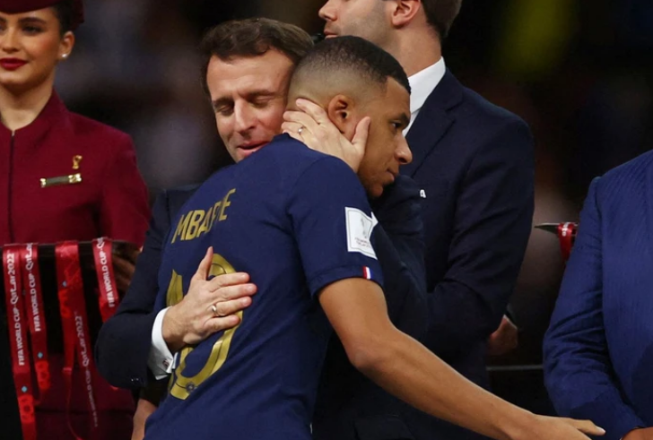 Tổng thống Pháp an ủi tiền đạo Mbappe sau trận chung kết World Cup 2022.