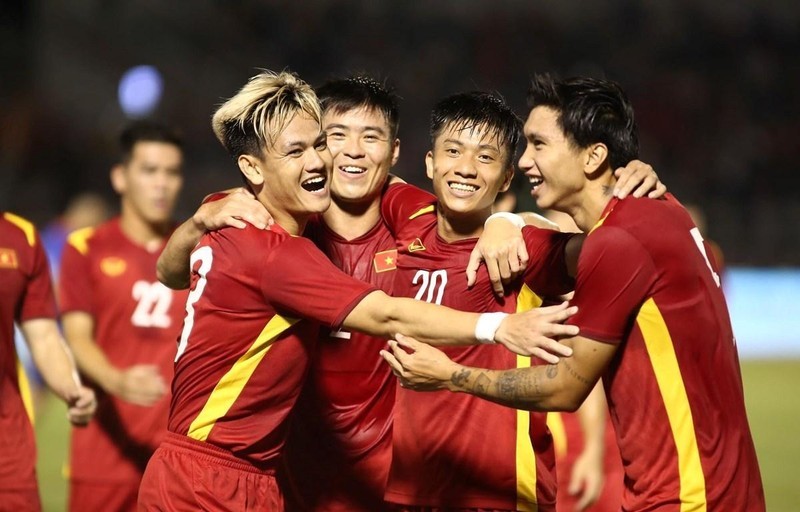 Dẫn đầu bảng B, tuyển Việt Nam rộng cửa vào bán kết.