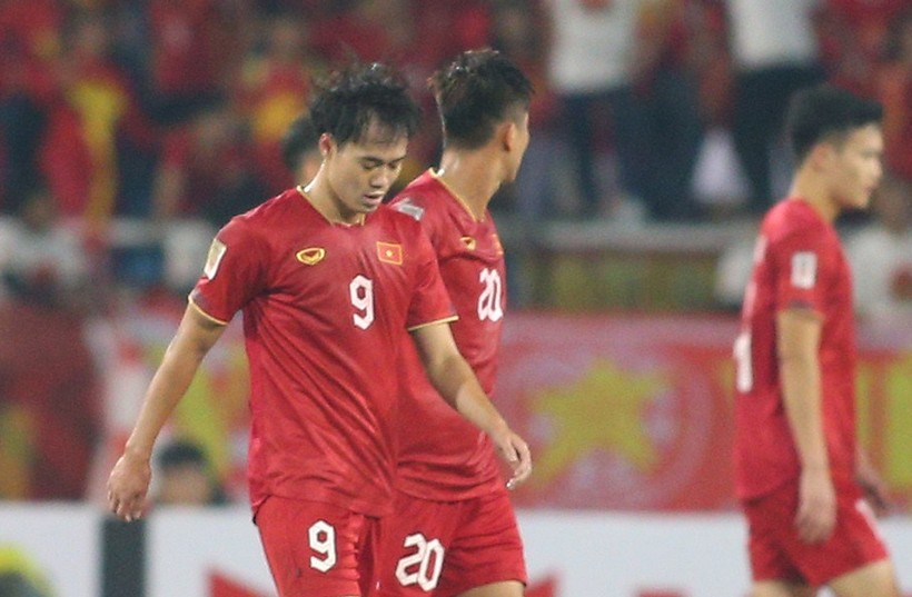Văn Toàn nhận thẻ đỏ ở trận gặp Malaysia khiến tuyển Việt Nam thi đấu thiếu người trong hiệp một.