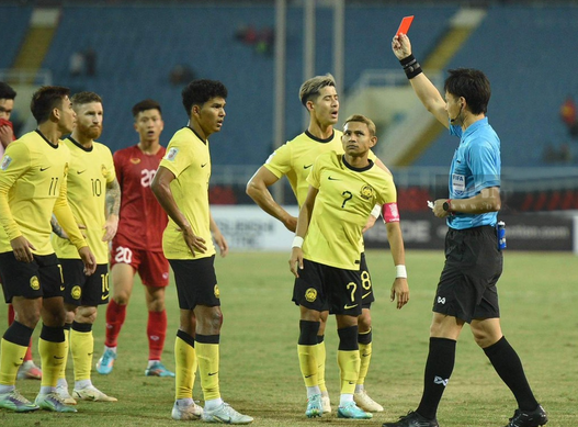 Cầu thủ Malaysia nhận thẻ đỏ vì hành vi đánh nguội Đoàn Văn Hậu.