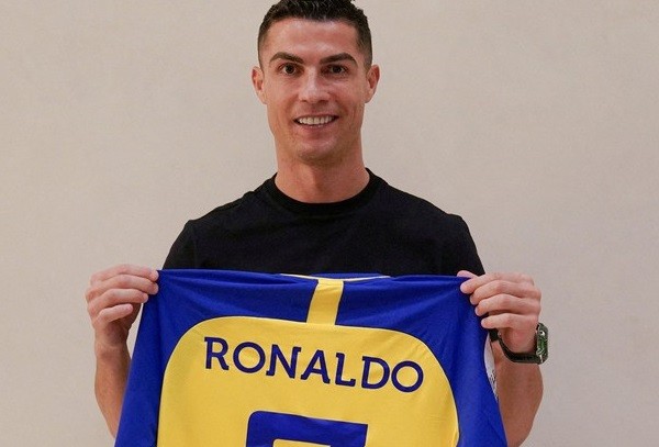 Ronaldo gia nhập CLB Al Nassr với mức lương khủng.